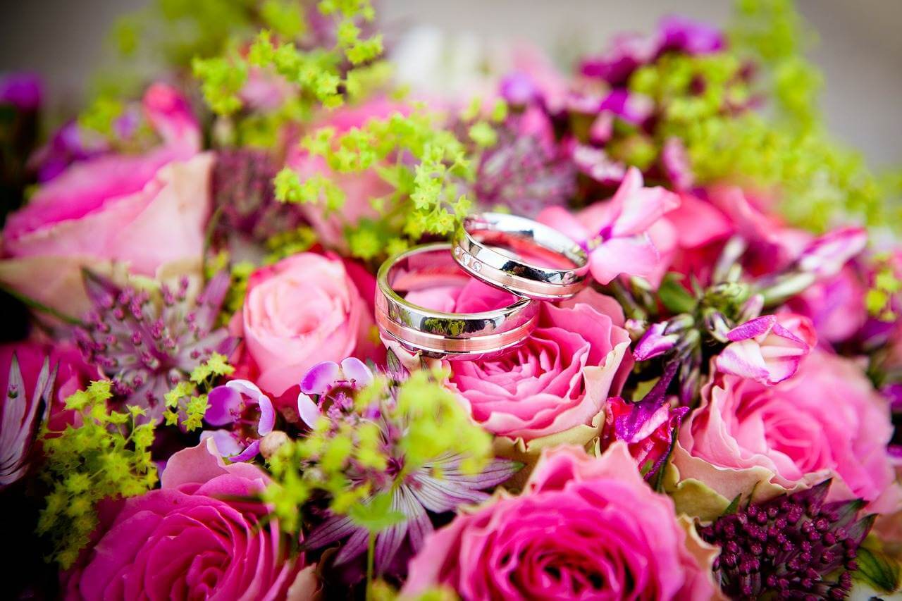Die perfekte Hochzeit – wunderschöner Brautstrauss mit Eheringe