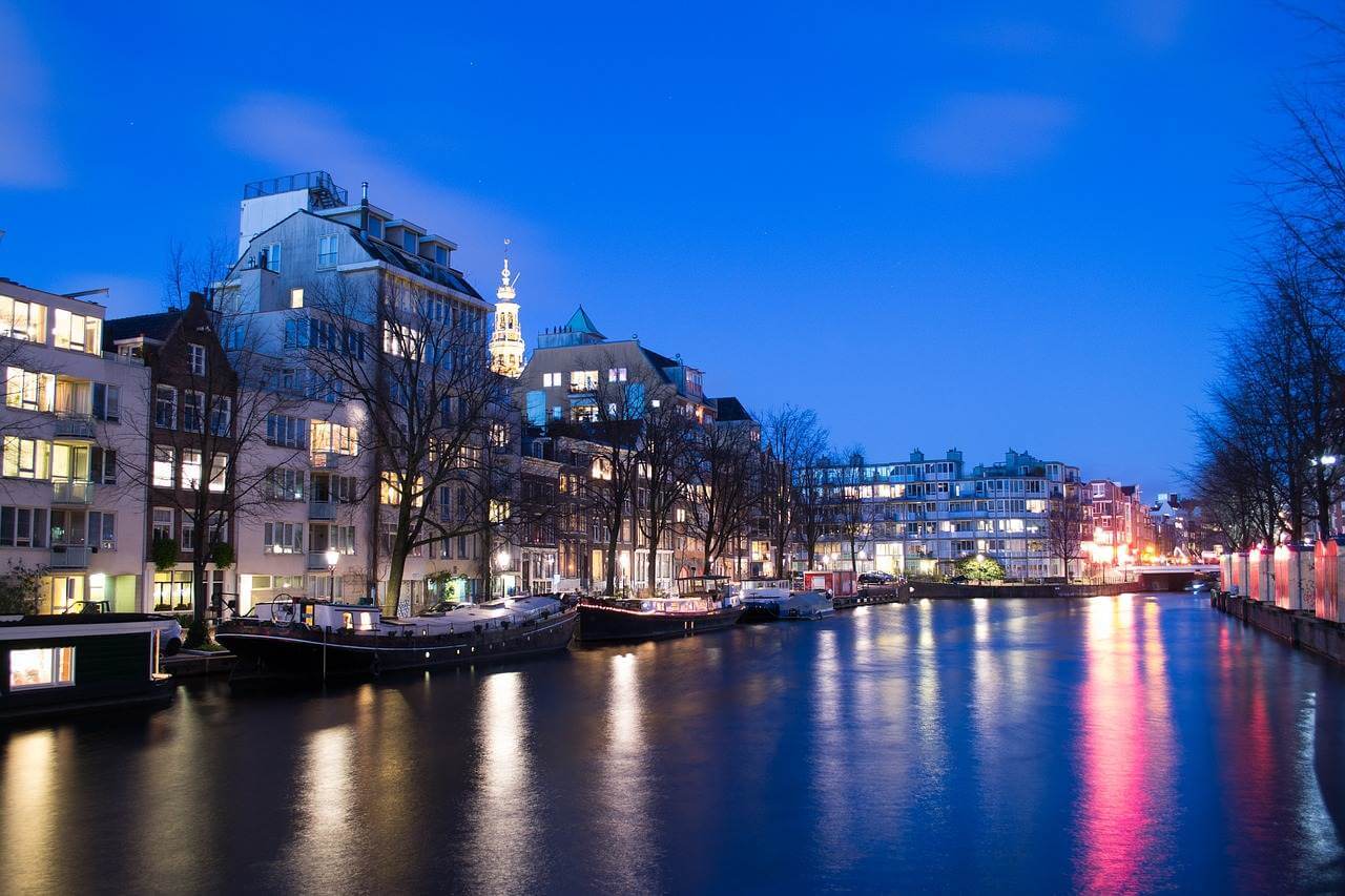 Die Flitterwochen in Amsterdam in den Niederlanden genießen