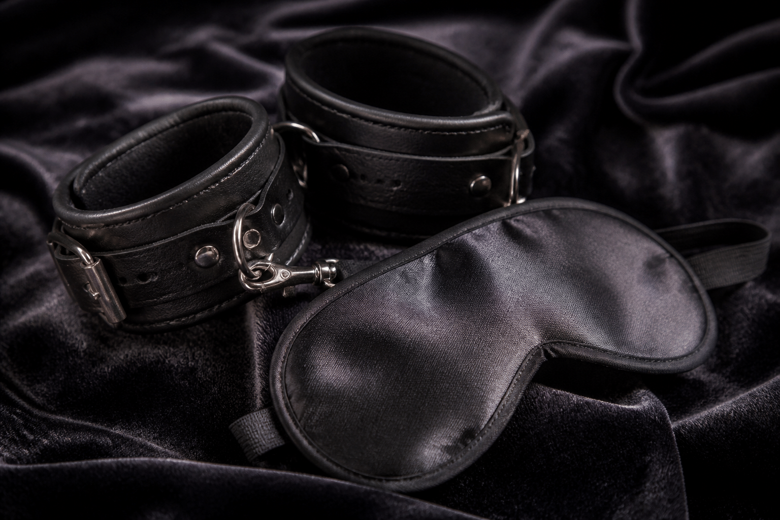 Cam-Shows und BDSM-Fantasien versinnbildlicht durch dezente Leder- und Samt-Accessoires